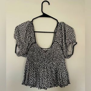 Urban Outfitters flowy floral top with puffy sleeves. Size Medium